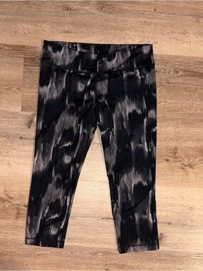 Under Armour Black & Gray Marble-Print Cropped Leggings